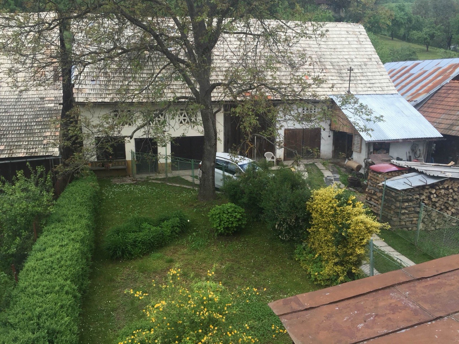 Pohľad z pôdy na dom a dvor v Klenovci, 2016