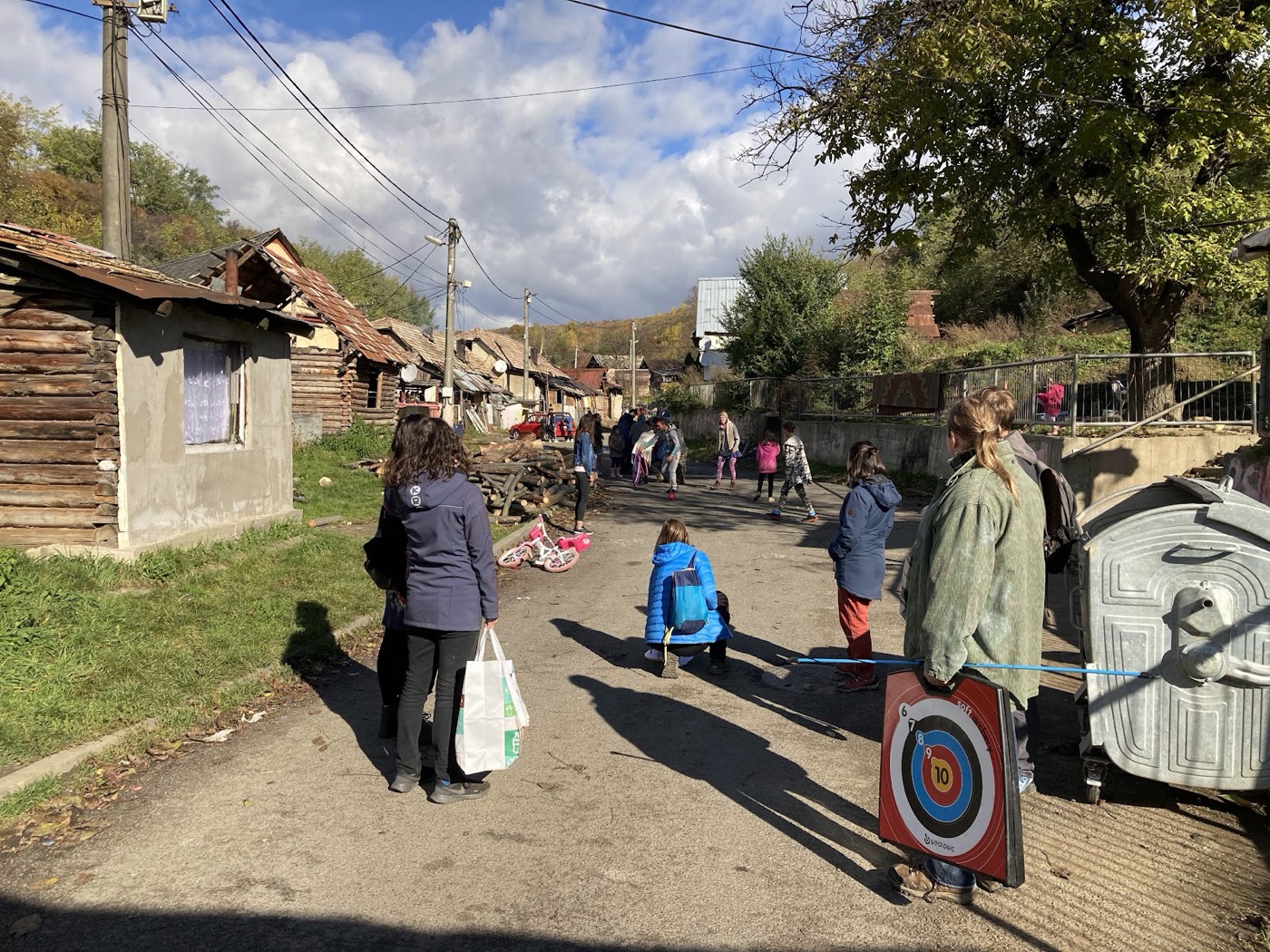 Dobrovoľníci s terčom a hrami na ulici v osade, jeseň 2021