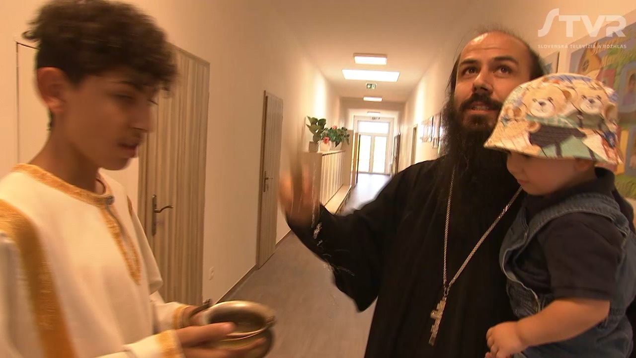 Otec Martin s chlapcom a dieťaťom na chodbe