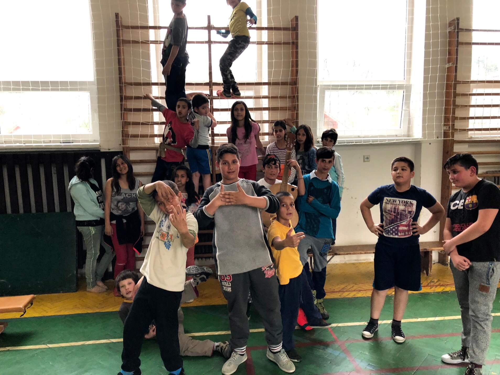 Fotka s dětmi z sportovního kroužku v tělocvičně na ZŠ Klenovec